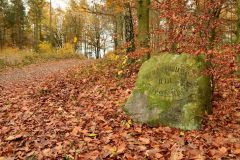 Kuznia-w-siodelku-Okolice-Starej-Kuźni-.-Uroczysko-Kozieławy-.-Kamień-Rendezvous-am-Fürstenberg-„Spotkanie-randka-na-Książęcej-Górze”