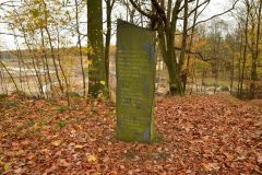 Kuznia-w-siodelku-Pamiątkowy-obelisk-po-pożarze-lasów-w-1992-roku