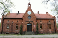 Dawny-szpital-Juliusza-Rogera.Obecnie-siedziba-Ośrodka-Edukacyjnego-Zespołu-Parków-Krajobrazowych.