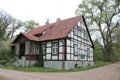 Jadąc-ul.Wiejską-dojedziemy-do-leśniczówki-Krasiejów-z-przełomu-XIX-i-XXw