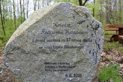 Kamień-pamiątkowy-na-skrzyżowaniu-w-lesie-1